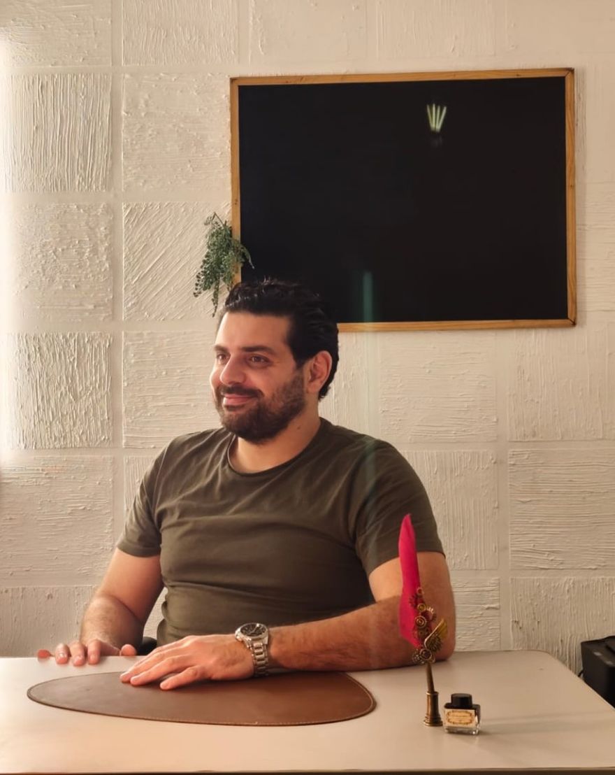 Mohamad Ayham Kanjo em seu escritório em Curitiba